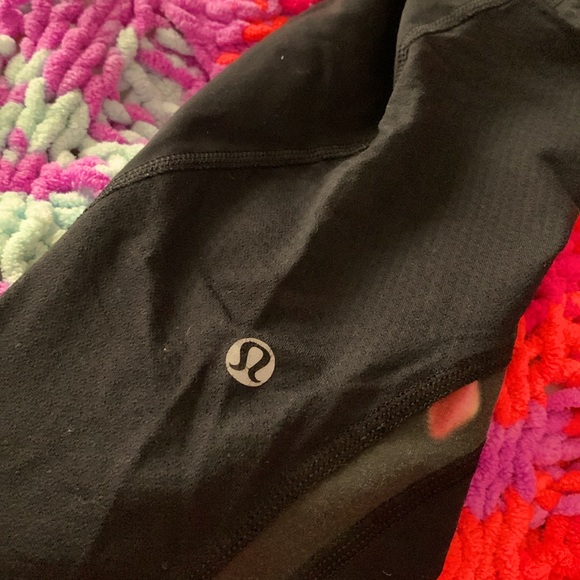 BLACK & COLORFUL TIE DYE LULULEMON CROPS SIZE 6 - Picture 4 of 5